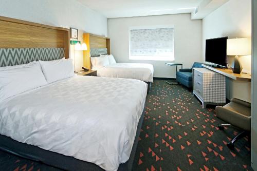 Standard Queen Room with Two Queen Beds image 5