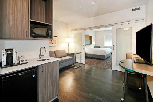 Standard King Room with Sofa Bed - Non-Smoking image 2