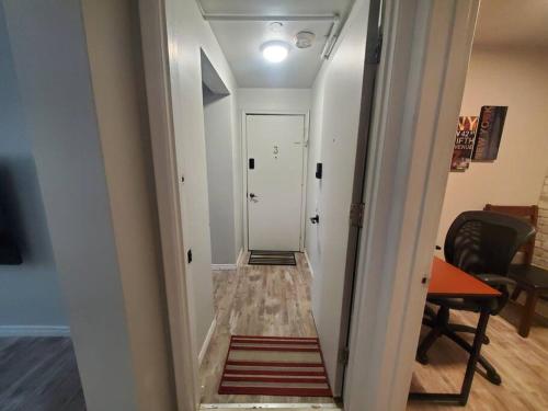 Central Private 1BR Apt. w/Free Prkg + Fast Wi-Fi