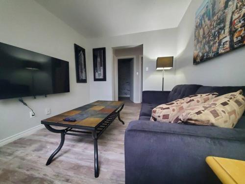 Central Private 1BR Apt. w/Free Prkg + Fast Wi-Fi