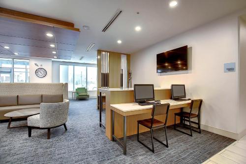 Holiday Inn Express & Suites - Calgary Airport Trail NE, an IHG Hotel