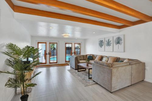 5BR Residential Tropical House w Heated Pool thumb 4