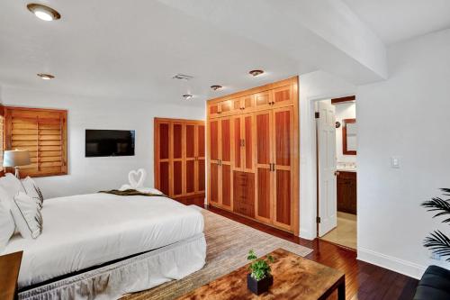 5BR Residential Tropical House w Heated Pool detail