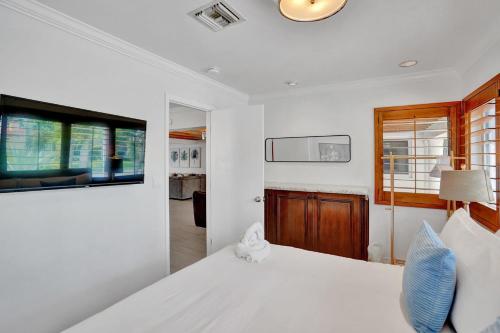 Private Pool with 5 Bedroom Retreat - image 3