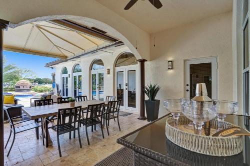 Létesítmények, Villa wpool mini-golf firepits in Davie (FL)