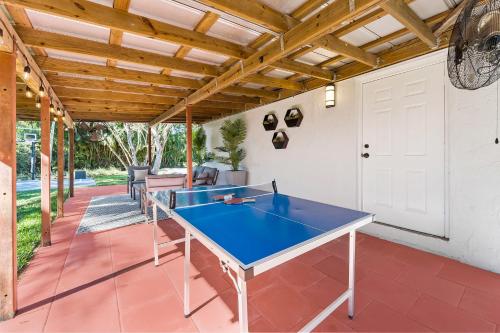 Spacious 8BR with Guesthouse, Pool & Tons of Games in Davie, USA