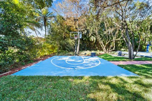 Spacious 8BR with Guesthouse, Pool & Tons of Games in Davie, USA