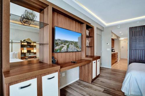 Luxury Condo with Daily c - image 10