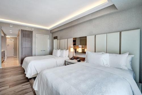 Luxury Condo with Daily c - image 11