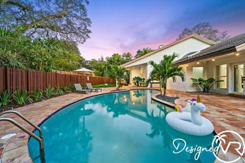 Charming 9BR New-Build Home w Heated Pool & Games in Hollywood, USA