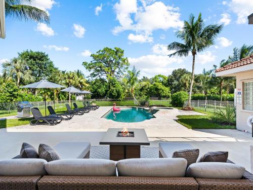 Sunny Luxury Villa w POOL near Downtown in Parkland, USA