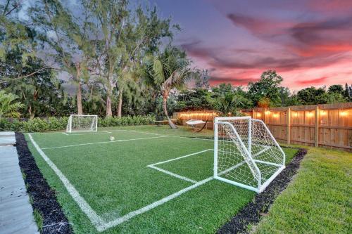 Luxury 7 Br Home w Pool Gameroom Soccer Field