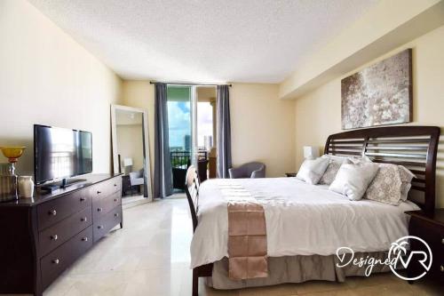 Beautiful Asian retreat 2bd 2bth Apt min to beach in Miami Beach, USA