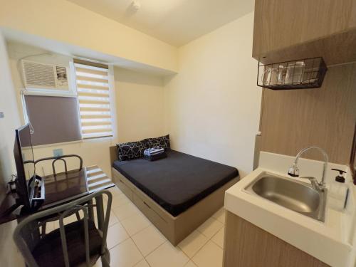 Urban Deca EDSA Staycation w/Unli Wi-Fi & Netflix, Манила