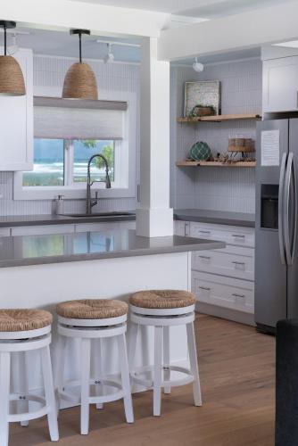 Charming Direct Oceanfront North Shore Beach House - image 6