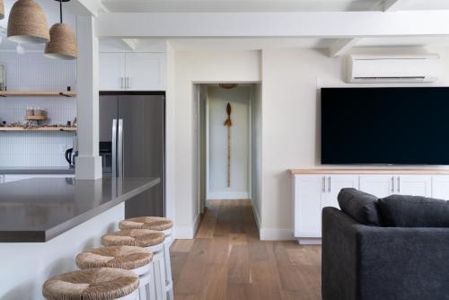 Charming Direct Oceanfront North Shore Beach House - image 2