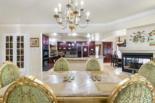 Mansion That Has It All, Las Vegas (photo 6)