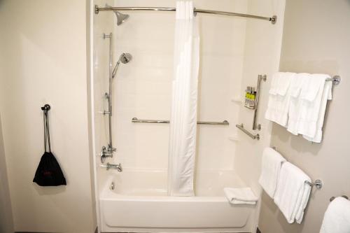 Queen Room with Two Queen Beds - Mobility Access Tub/Non-Smoking