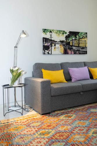 Art Deco Flat in Punavuori, High Ceilings & Lift, Helsinky
