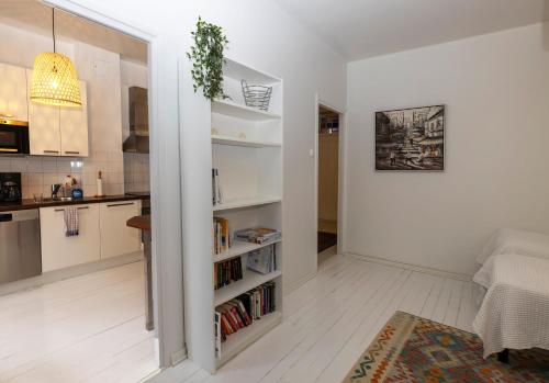 Art Deco Flat in Punavuori, High Ceilings & Lift in Eira