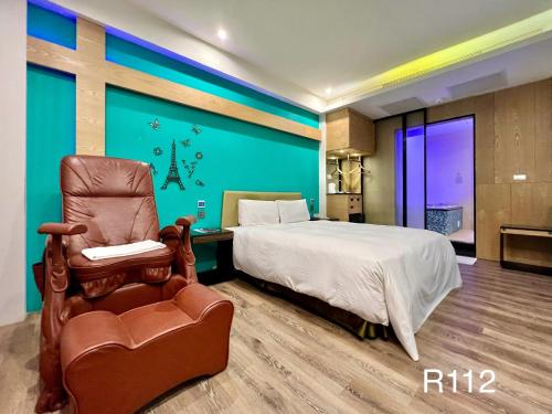 Deluxe Double Room image 9