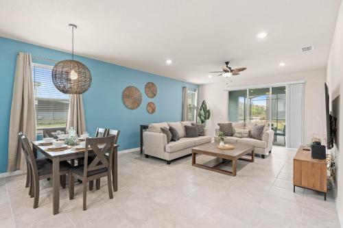 Luxury Home Sleeps 17 - Pool Hot Tub BBQ & Games in Davenport, USA