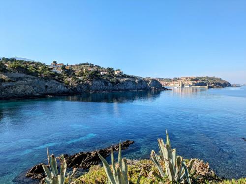 Appartement vue mer à 1 min à pied des plages avec parking privé