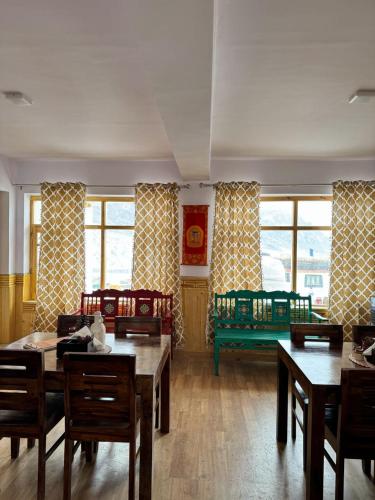 Restorāns, Moksha, Losar in Losara