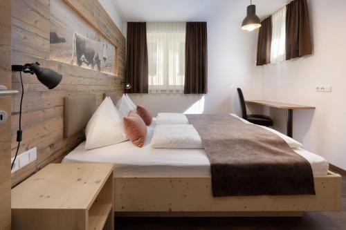 1 king bed, 1 sofa bed