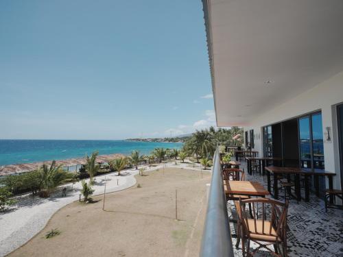 Restaurant, W Golf Resort in Oslob