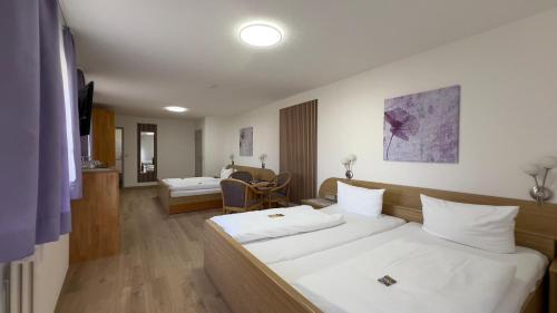 2 queen beds, 1 twin bed