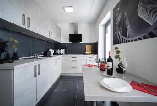 2 bedrooms, 5 beds