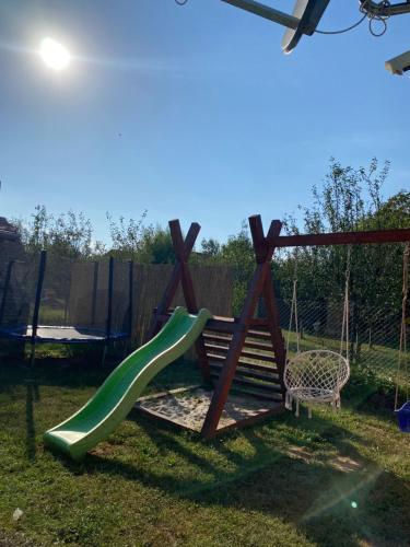 สนามเด็กเล่น, Vikendica na dan in ฟูตอก