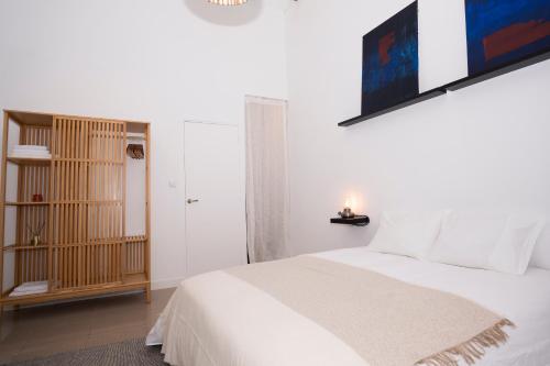 Petite California Dos de Mayo, Seville