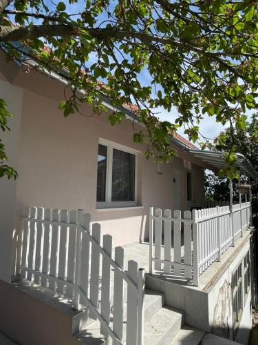 A szálláshely kívülről, Ležimirski Snovi (Lezimirski Snovi) in Laćarak