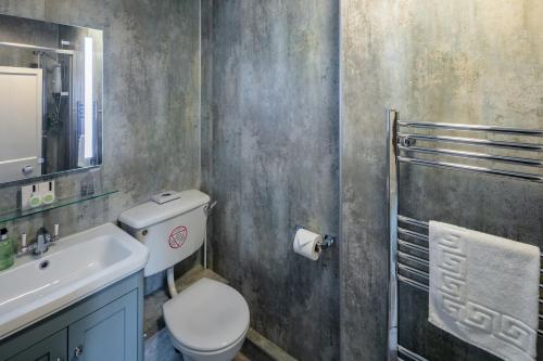 East Hook Farmhouse - image 10