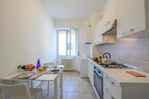 廚房, Casa Al Caprifoglio 600m From Beach - Happy Rentals in 伊斯普拉