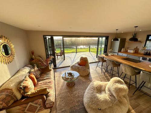 Zen Jungle Retreat - Log Cabin Stays, Transformational Retreats & Holistic Wellness near Bude - A 40 Acre Retreat with 5 Lakes, Woodland, Firepits, Bistro & Bars