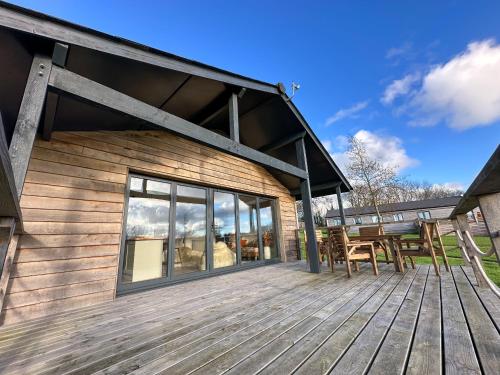 Zen Jungle Retreat - Log Cabin Stays, Transformational Retreats & Holistic Wellness near Bude - A 40 Acre Retreat with 5 Lakes, Woodland, Firepits, Bistro & Bars