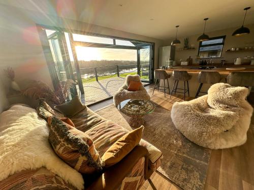 Zen Jungle Retreat - Log Cabin Stays, Transformational Retreats & Holistic Wellness near Bude - A 40 Acre Retreat with 5 Lakes, Woodland, Firepits, Bistro & Bars