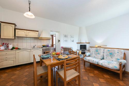 virtuve, Charming La Gelosia Few Min From Lake: 2BR Monvalle Apartment - Happy Rentals in Monvalle