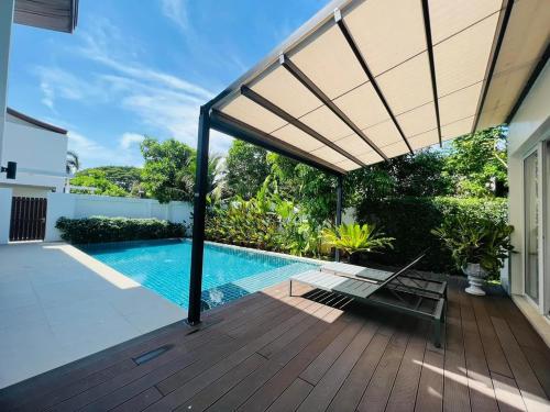 Luxury pool villa Pranburi is nearby the ocean.