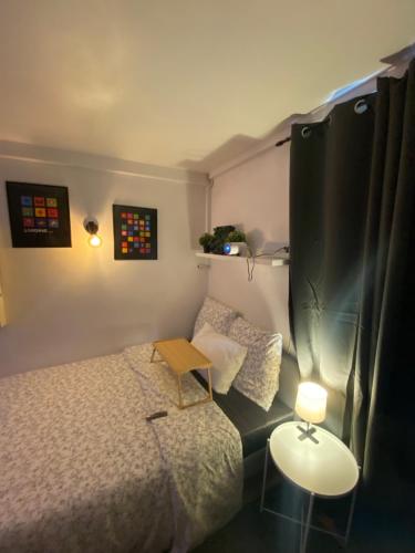 Cozy Projector Home, 6 Min to Metro - Location saisonnière - Aubervilliers