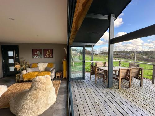 Zen Jungle Retreat - Log Cabin Stays, Transformational Retreats & Holistic Wellness near Bude - A 40 Acre Retreat with 5 Lakes, Woodland, Firepits, Bistro & Bars