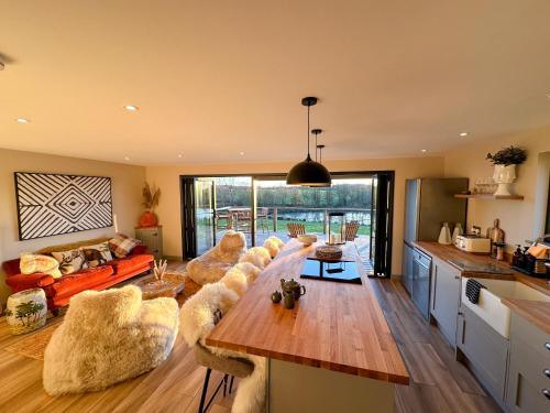 Zen Jungle Retreat - Log Cabin Stays, Transformational Retreats & Holistic Wellness near Bude - A 40 Acre Retreat with 5 Lakes, Woodland, Firepits, Bistro & Bars