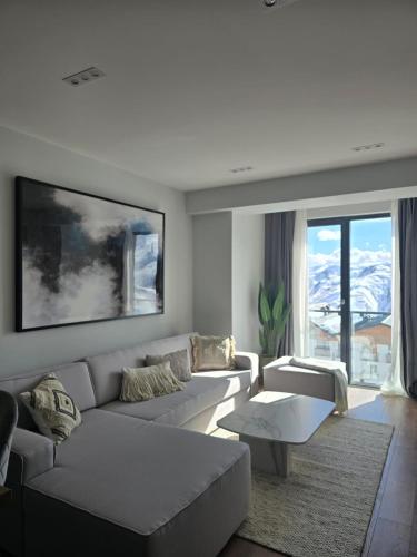 One-Bedroom Apartment with Balcony and Mountain View 