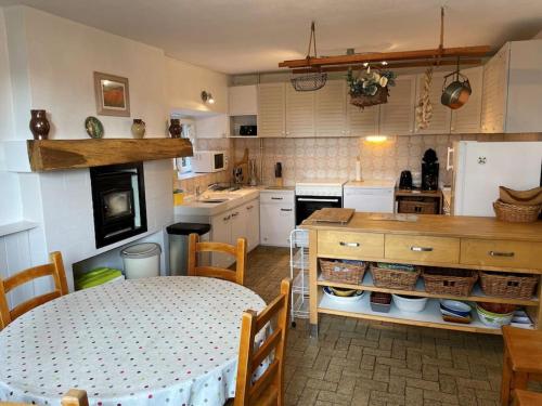 кухня, Magnificent French Country House with Private Heated Pool & Gardens in Сан-Дені-ле-Гаст