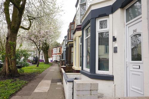 4 Bedroom, Sleeps 8, Free Parking, 5 mins from LFC, 15 Mins City Centre, Liverpool