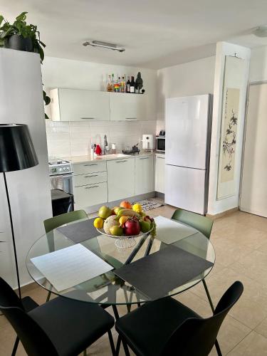 Kitchen, A room in a modern apartment near the Belinson Schneider hospital and the Red Line to Tel Aviv in Petah Tikva