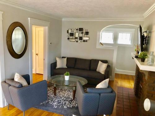 The House Hotels - Thoreau #3 - Centrally Located in Lakewood - 10 Minutes to Downtown Attractions in Lakewood, USA